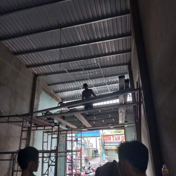 công nhân đại việt thịnh đang thi công hệ khung xương trần thạch cao