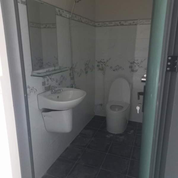 •Toilet mới hoàn thiện với lavabo, bồn cầu và vòi sen hiện đại