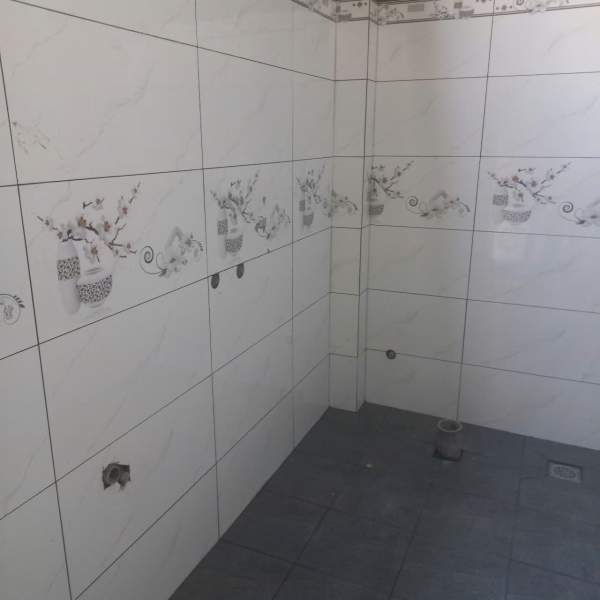 •Toilet đã được ốp gạch hoàn chỉnh, sẵn sàng lắp thiết bị vệ sinh.