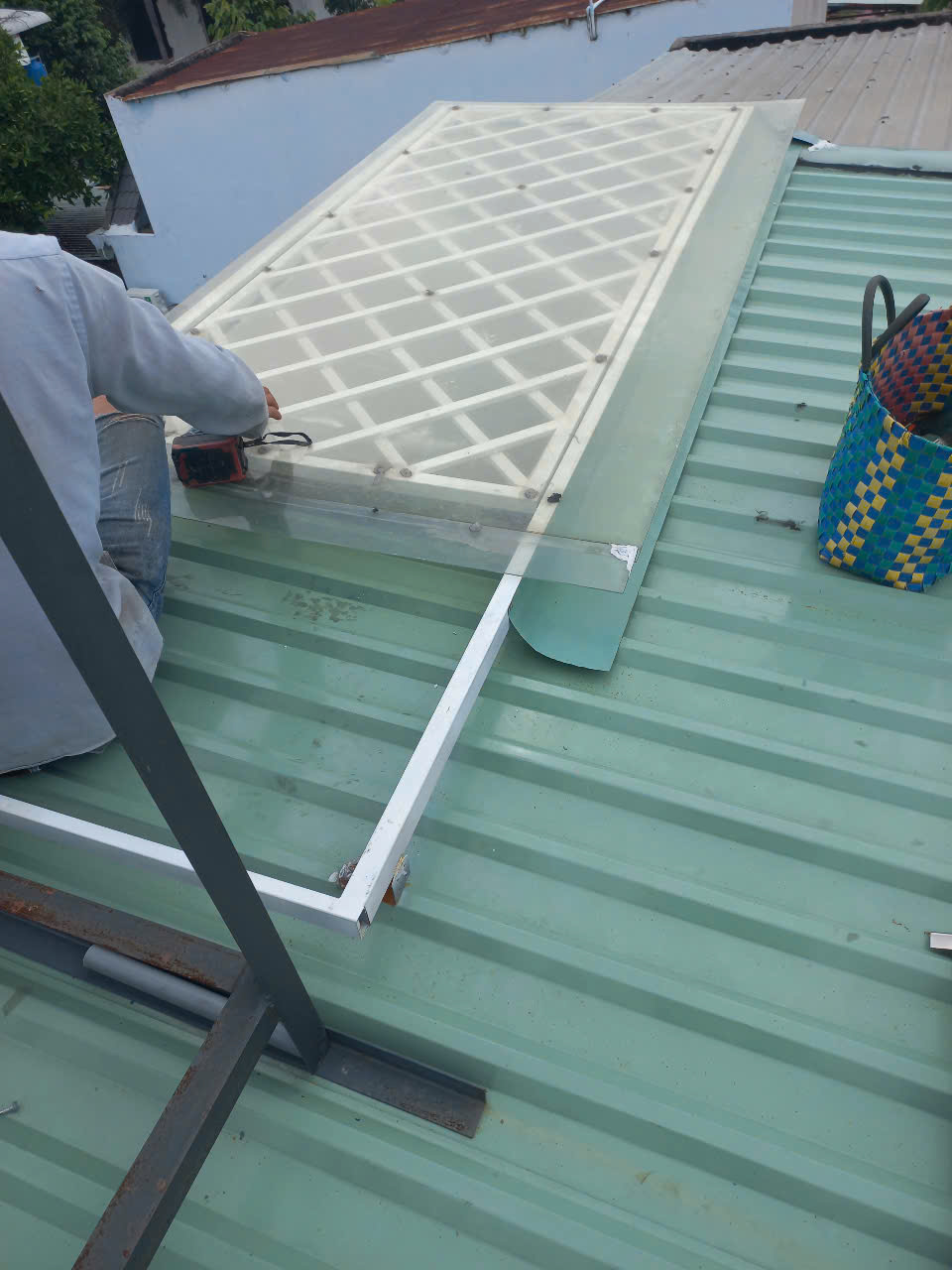 Chống dột mái nhà cũ mùa mưa – Giải pháp triệt để, tiện dụng tại nhà